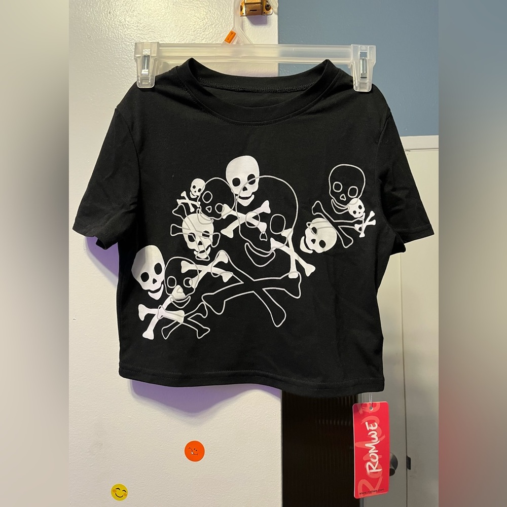 Selling: Black skull crop top. Size small (US 4). Ordered from Romwe.com. NWT